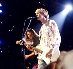Kurt Cobain (närmast) och Krist Novoselic vid liveframträdandet på MTV Video Music Awards 1992