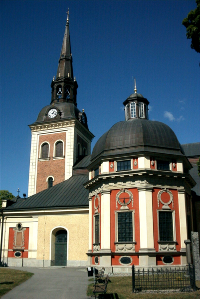Fil:Sankta Ragnhilds kyrka i Södertälje sett från Stortorget.png
