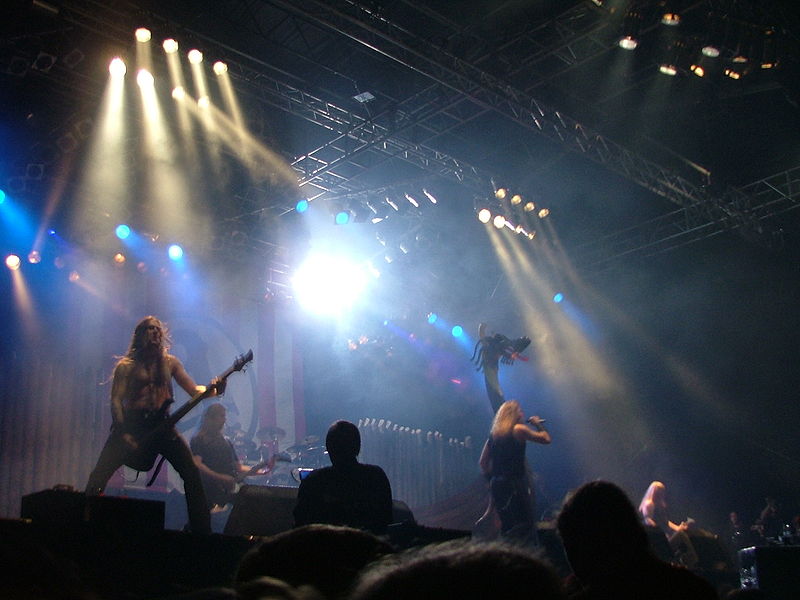 Fil:Amon Amarth Summerbreeze2007 02.jpg