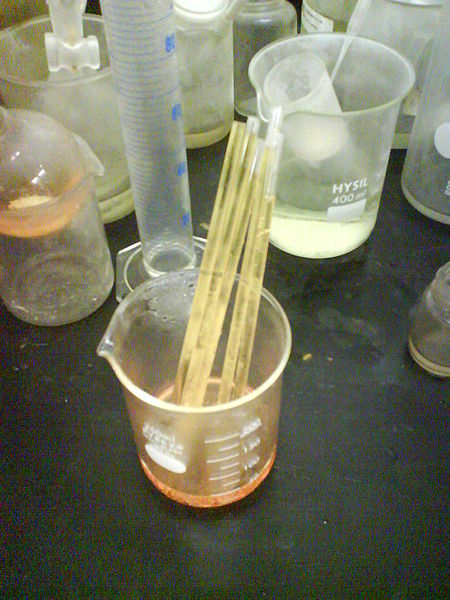 Fil:Aqua regia in NMR tubes.jpg