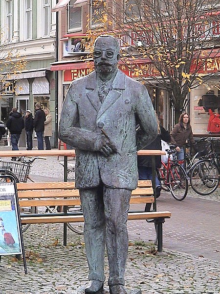 Fil:Gustaf Fröding Staty i Karlstad.JPG
