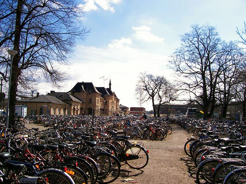 Fil:Uppsala Central cyklar.jpg