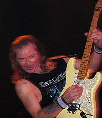 Dave Murray under en konsert 2006