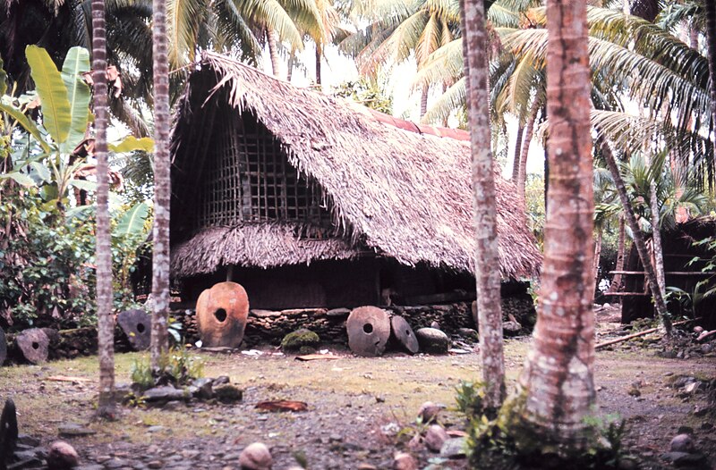 Fil:Palau house with yapese stones NOAA.jpg