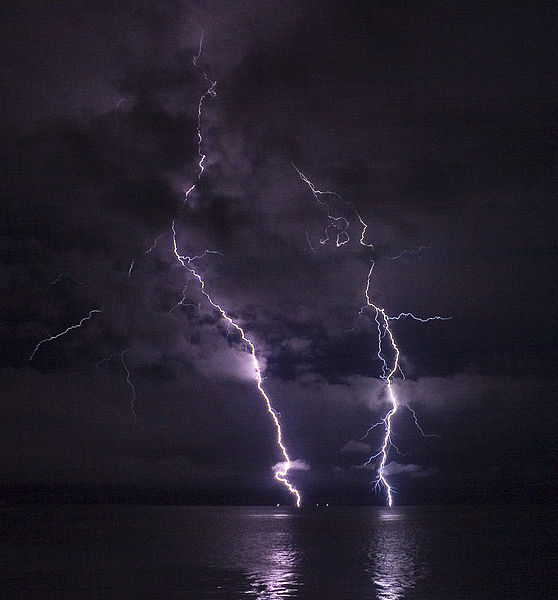 Fil:Phatman - Lightning on the Columbia River (by-sa).jpg