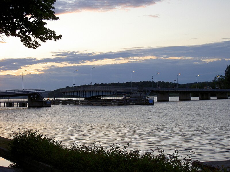 Fil:Tosteröbron open.jpg