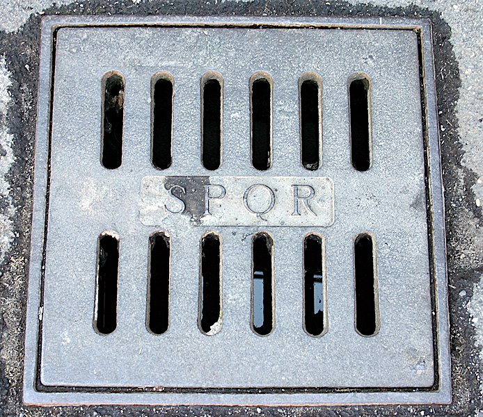 Fil:ManholeSPQR.JPG