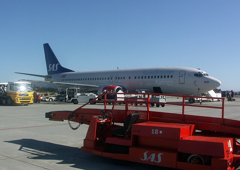 Fil:SAS-boeing-737-600-alesund-airport-aes.jpg