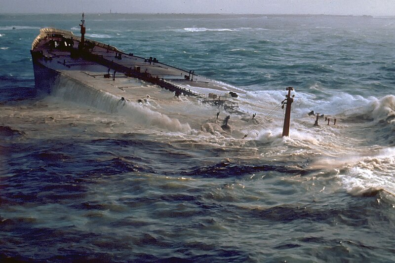 Fil:The AMOCO CADIZ ran aground off the coast of Brittany, France on March 16, 1978, spilling 68.7 million gallons of oil.jpeg