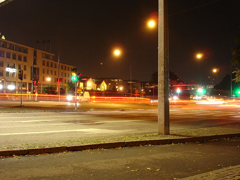 Fil:Cars in intersection using slow shutter speed.jpg