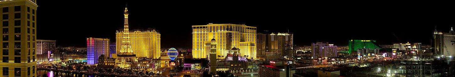 Las Vegas kasinogata "The Strip" natttid med byggandet av Project City Center i nedre högre hörnet.