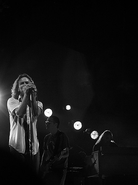 Fil:Eddie Vedder and Pearl Jam live in Berlin September 2006.jpg