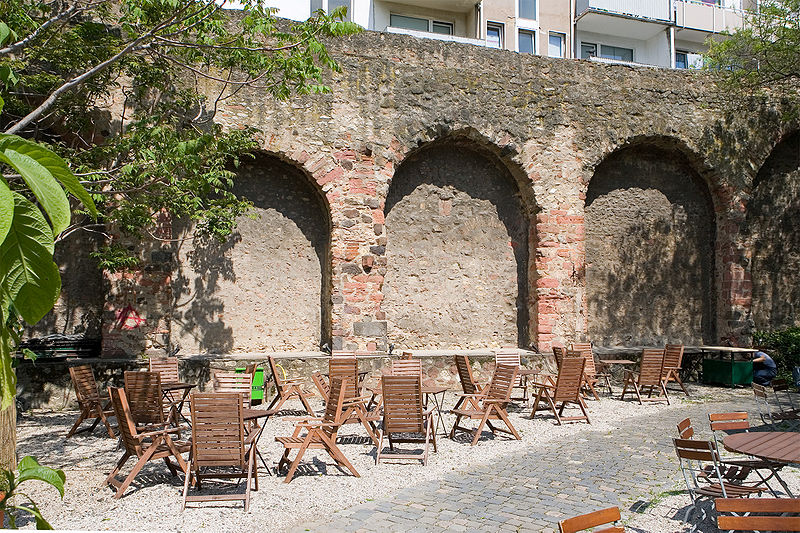 Fil:Frankfurt Am Main-Stadtbefestigung-Staufenmauer-Gegenwart.jpg