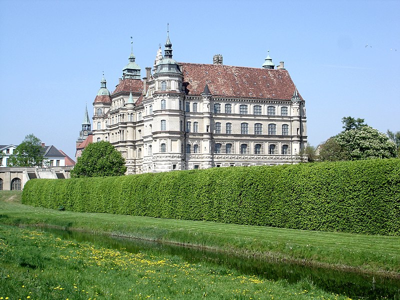 Fil:Guestrow Schloss2.jpg