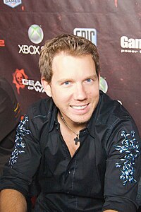 Bleszinski vid Gears of War 2 lanseringsevent i Universal City Walk Los Angeles år 2008.