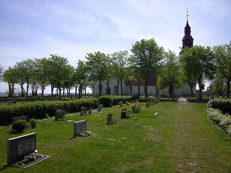 Fil:Fårö church with graveyard.JPG