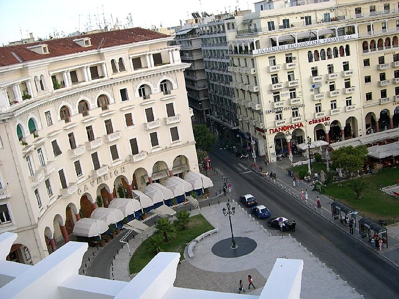 Fil:Looking down at Aristotelous Sq Thessaloniki 2005.jpg