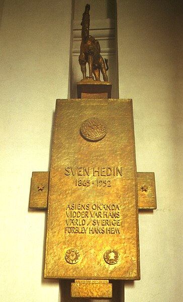 Fil:Sven Hedin monument by Liss Eriksson 1959 in the Adolf Fredriks Kyrka, Stockholm.jpg