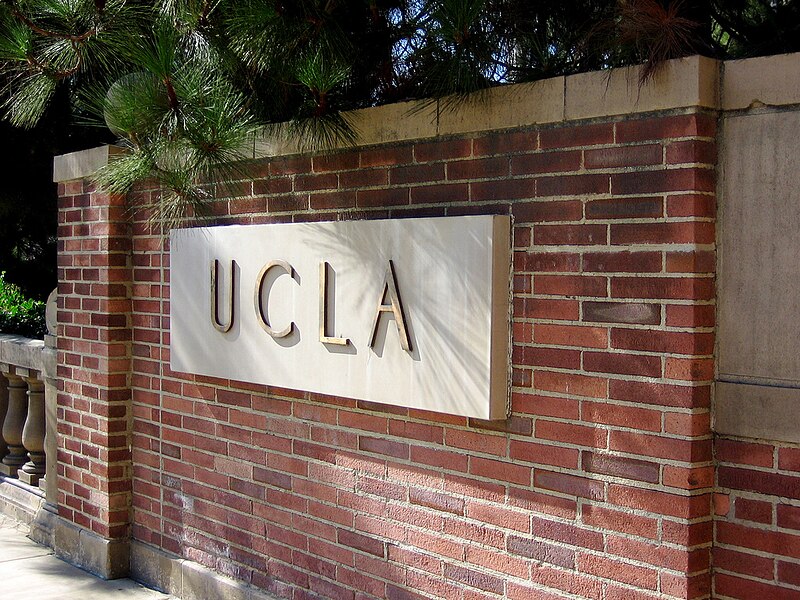 Fil:UCLA Entrance Sign.jpg