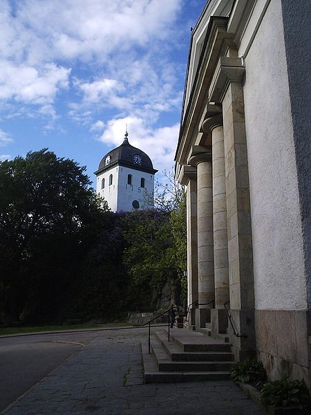 Fil:Uddevalla kyrka, klocktornet på Agneberget sedd från Uddevalla kyrkas huvudingång, den 3 juni 2006.JPG