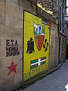 ETA har sedan 1959 bedrivit en väpnad kamp för Baskiens självständighet. ETA klassas av exempelvis EU som en terroristorganisation. Bilden visar en väggmålning som propagerar för ETA och dess politiska partigren Batasuna.