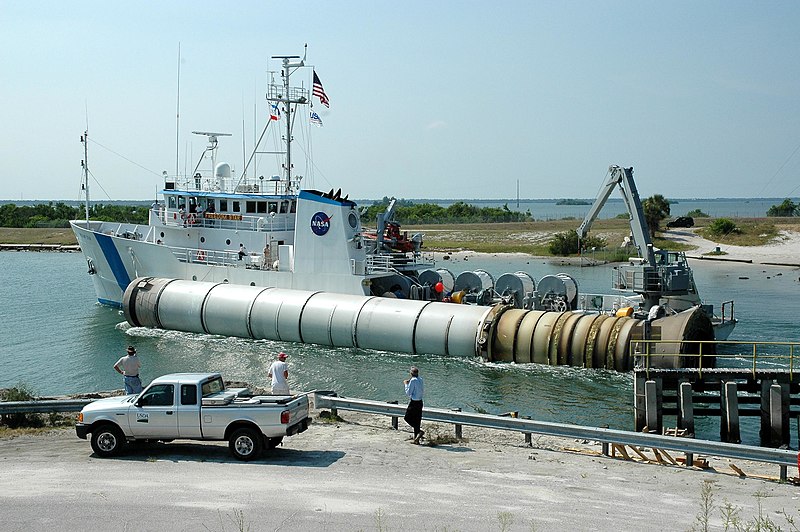 Fil:STS-114 booster recovery.jpg