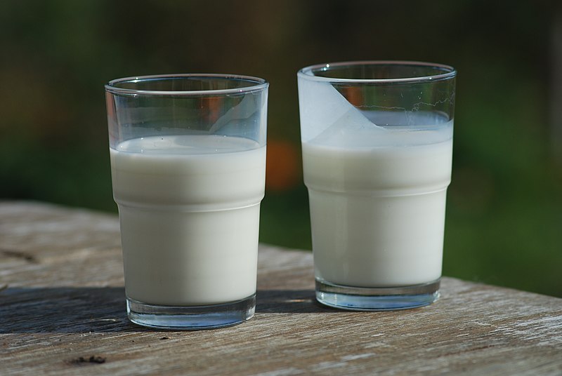 Fil:Buttermilk-(right)-and-Milk-(left).jpg