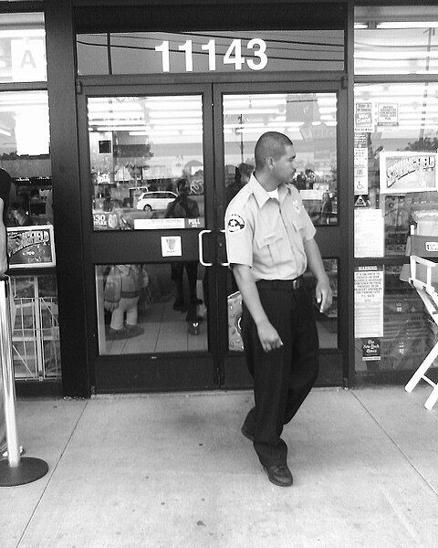 Fil:Kwik-E-Mart - Security Guard.jpg
