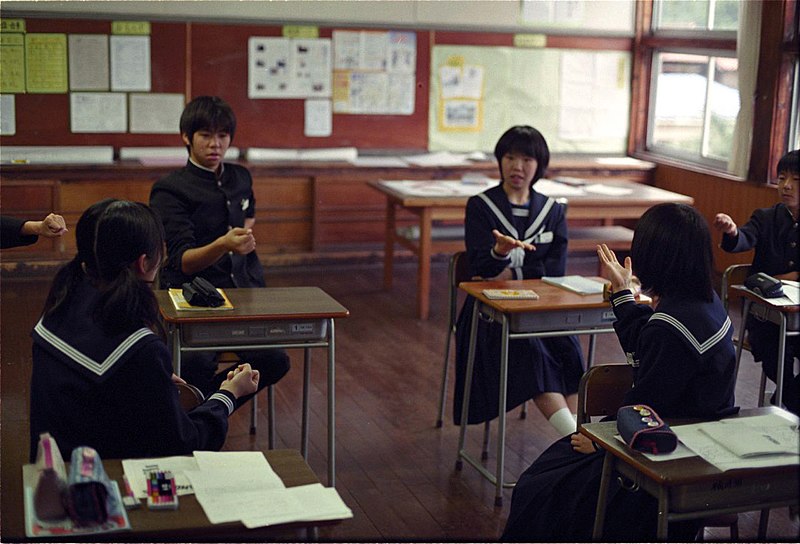 Fil:Playing janken - school in Japan.jpg