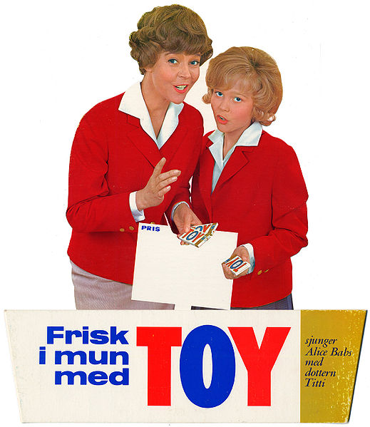 Fil:Alice Babs och Titti Sjöblom gör reklam för Toy tuggummi.jpg