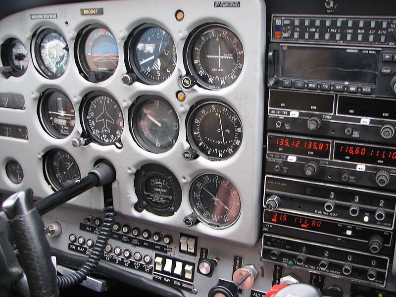 Fil:Cessna 172 Instrument Panel (left) (Photo by Theo, 2006).jpg