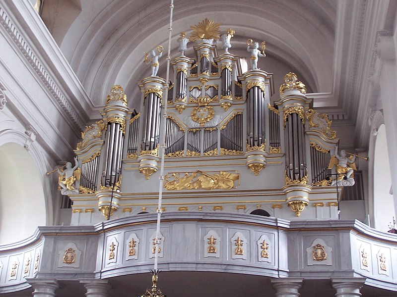 Fil:Fredrikskyrkan organ.jpg