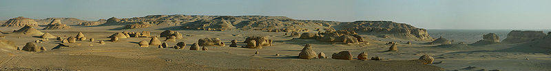 Fil:Panorama von Wadi Hitan.jpg