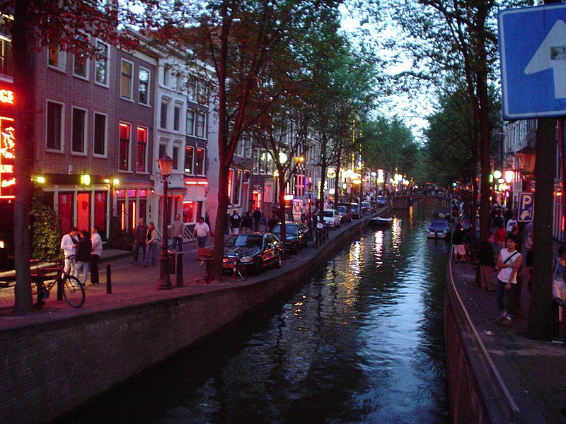 Fil:Amsterdam red light district 24-7-2003.JPG