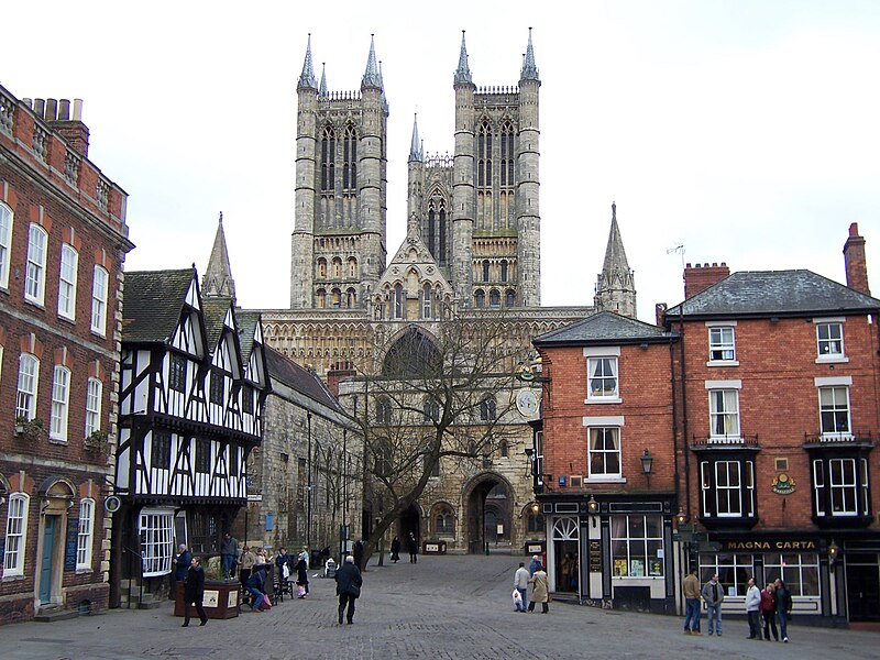 Fil:Lincoln Cathedral from Castle Hill.jpg