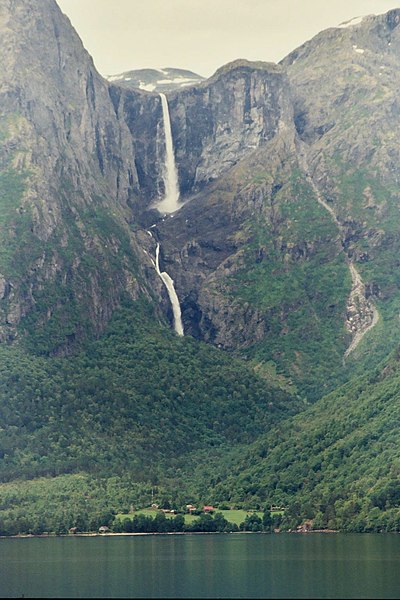 Fil:Mardalsfossen Waterfall Norway 2004.jpg