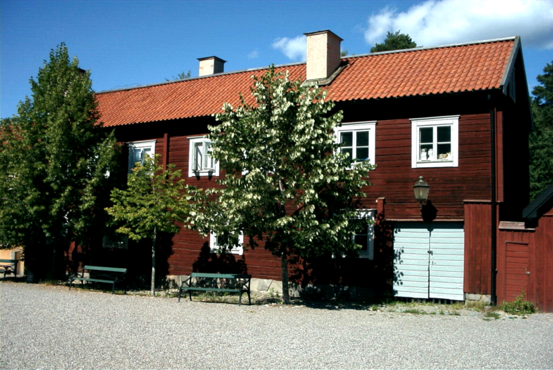 Fil:Träbyggnad på Torekällbergets torg Södertälje.png