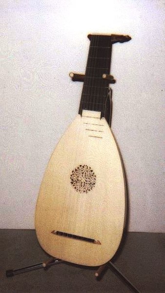 Fil:8-course-tenor-renaissance-lute-04.jpg