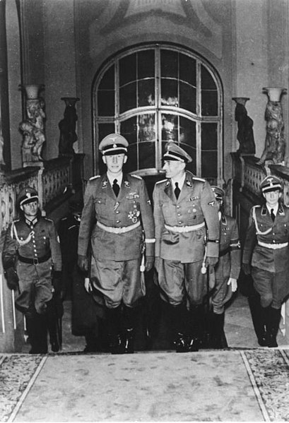 Fil:Bundesarchiv Bild 146-1972-039-26, Reinhard Heydrich im Prager Schloß.jpg