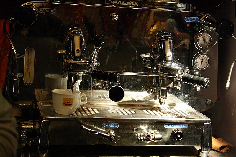 Fil:Espresso making on Faema espresso machine.jpg