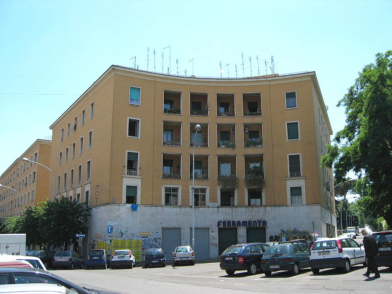 Fil:Garbatella piazza.jpg