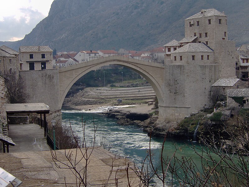 Fil:Mostar februari 2007 stari most gamla bron old brige.jpg