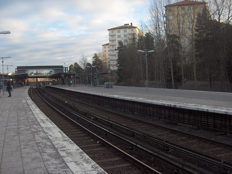 Fil:Stockholm Metro station in Skärmarbrink-1.JPG