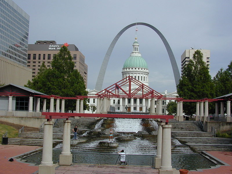 Fil:Courthouse and Arch2.jpg