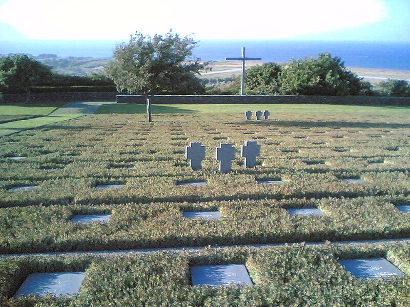 Fil:German Military Cemetary at Maleme (GR) 2005 aView accross the Memorial down to RWYs of Old RAF airport.jpg