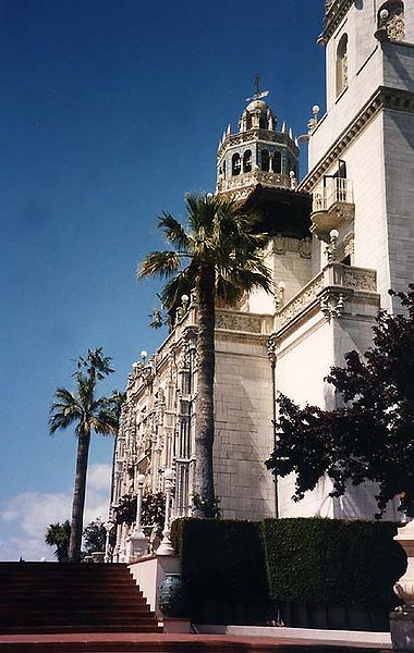 Fil:Hearst Castle facade.jpg