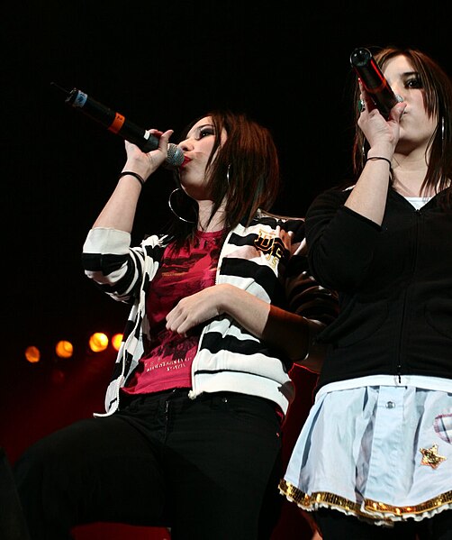 Fil:The Veronicas in concert 2005.jpg