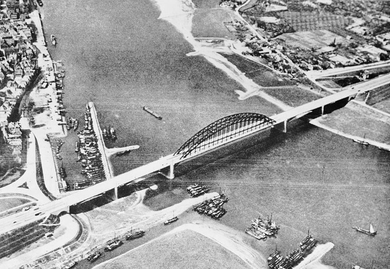 Fil:Aerial view of the bridge across the Waal River.jpg
