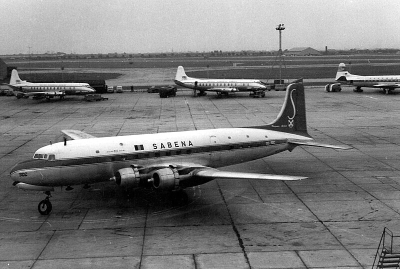 Fil:Air travel as it was - Heathrow 1960.jpg