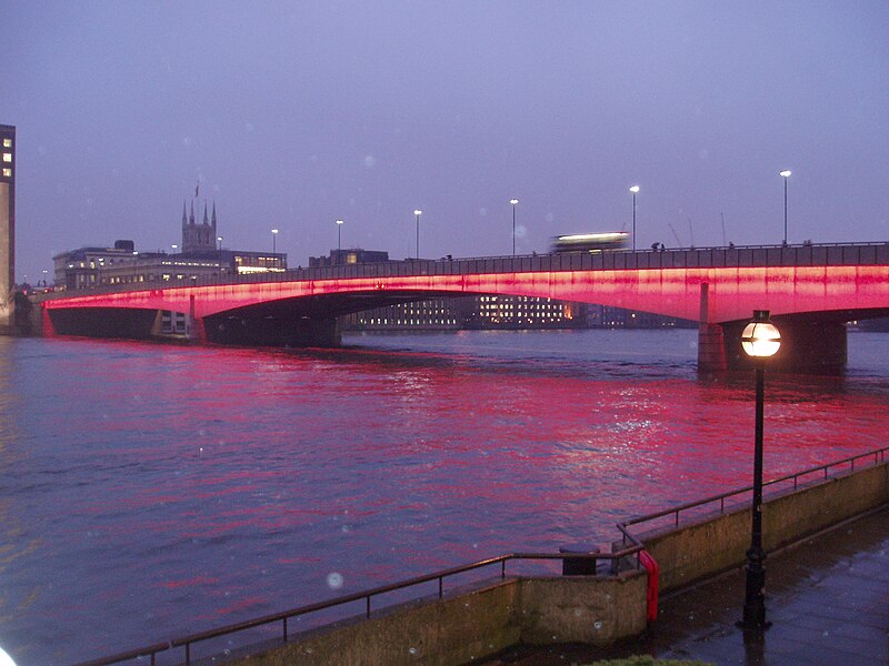 Fil:London Bridge Illuminated.jpg